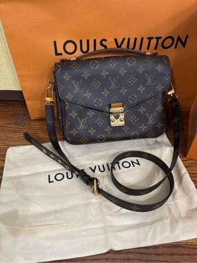 Authentic Louis Vuitton Pochette Métis in Classic Monogram Canvas DR4186